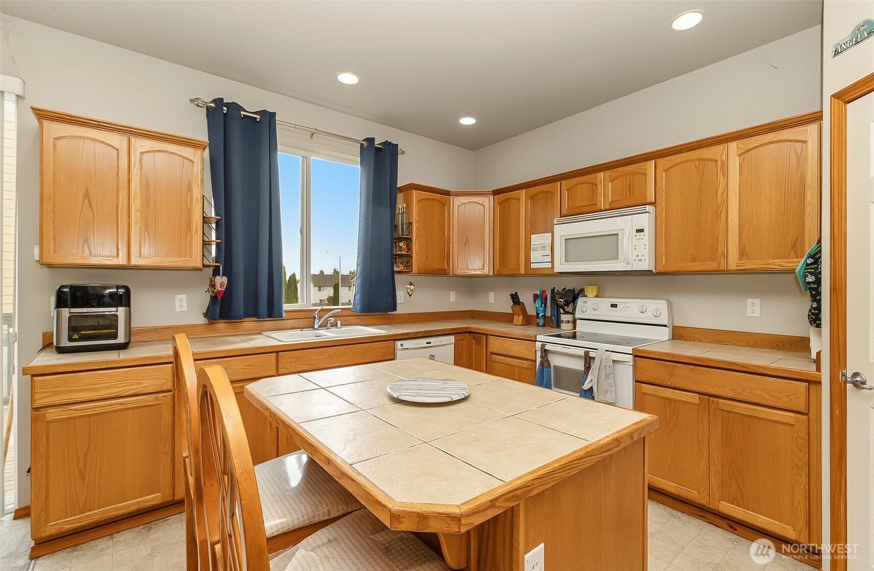 6822 38th Place Property Photo 4
