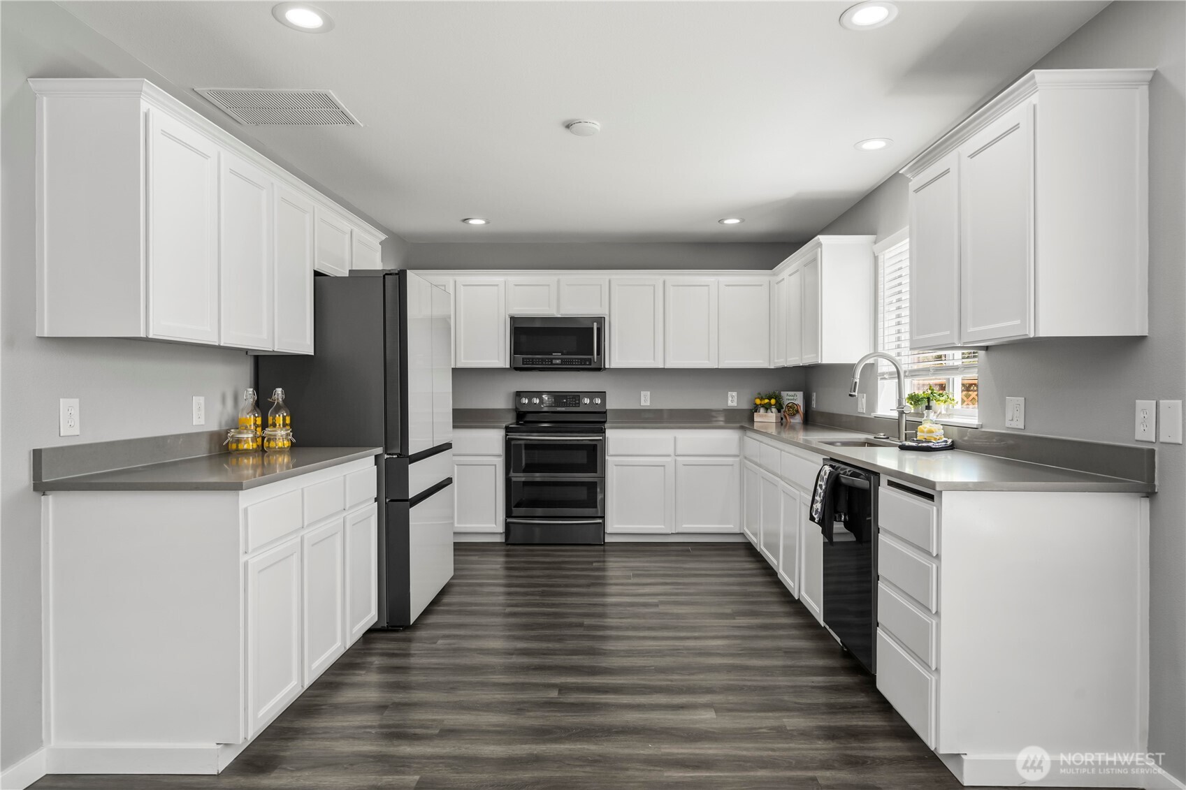 7249 Radius Loop Property Photo 9