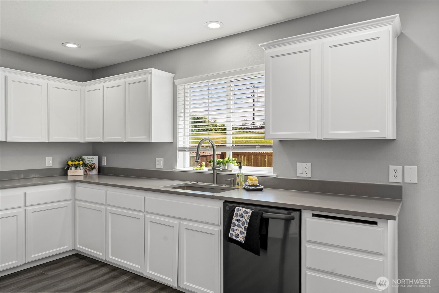 7249 Radius Loop Property Photo 10