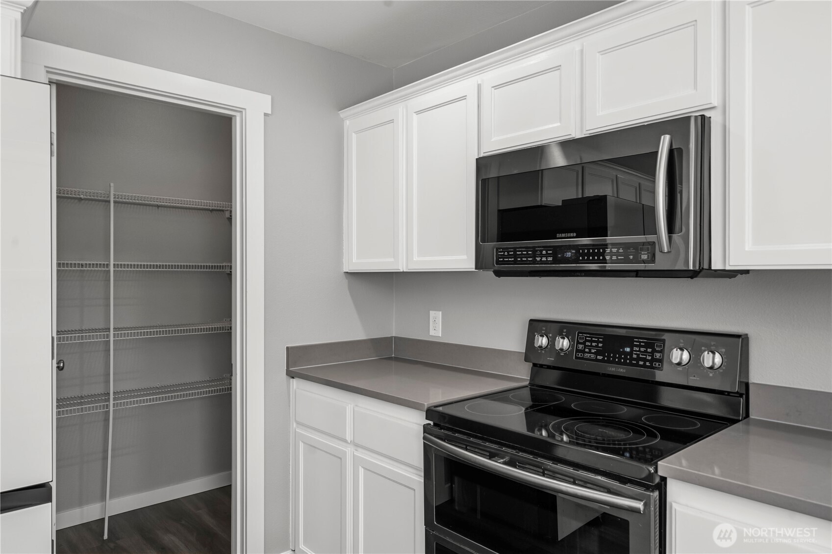 7249 Radius Loop Property Photo 11