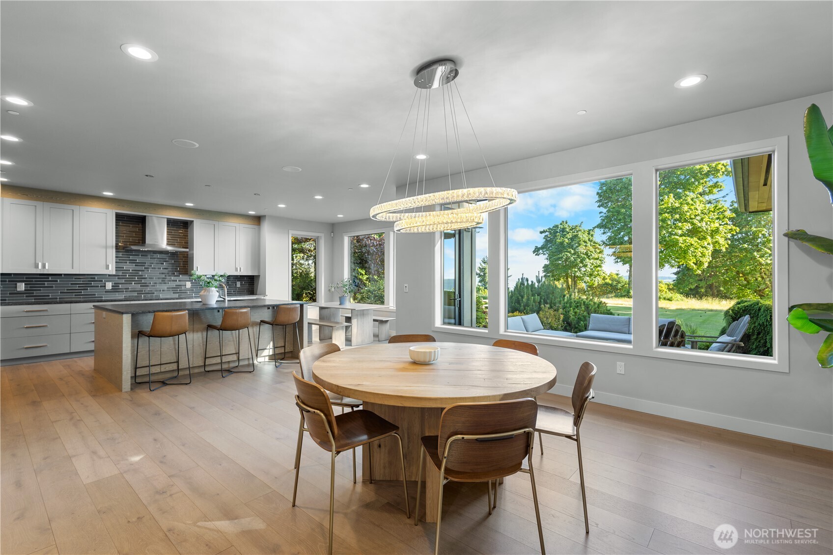 946 7th Court Property Photo 8