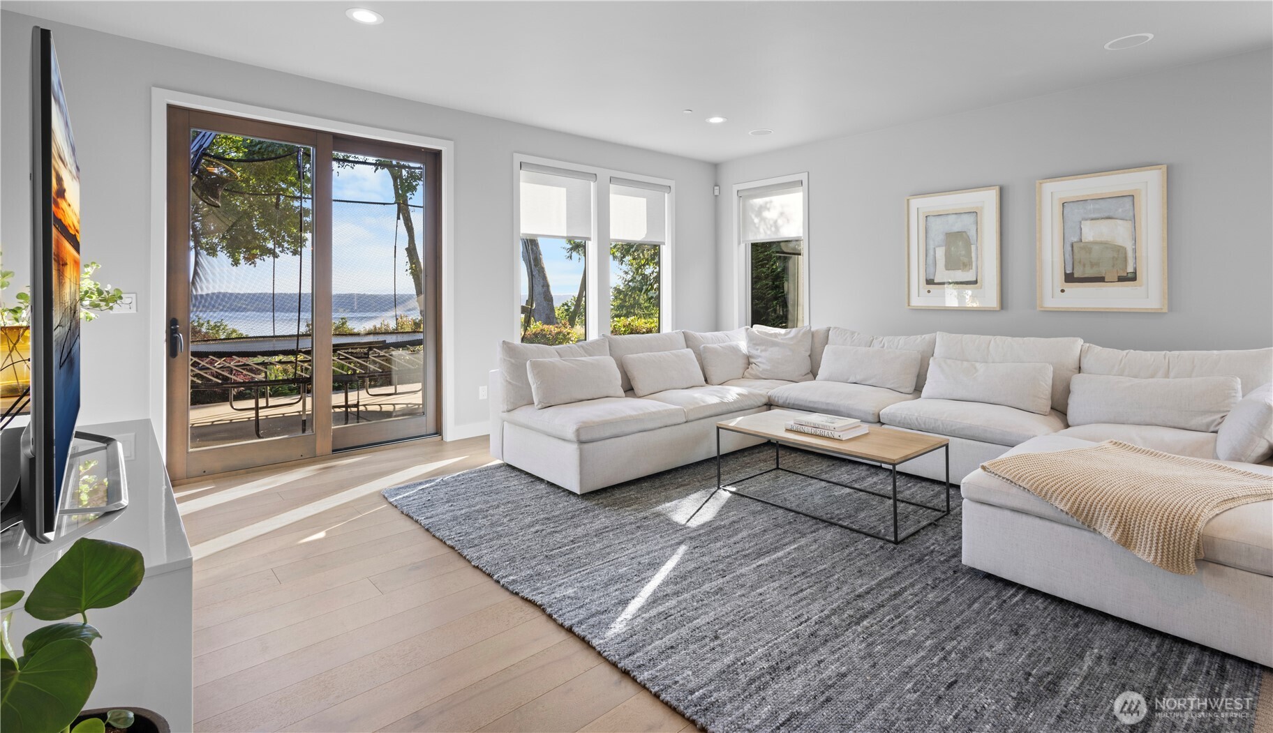 946 7th Court Property Photo 14