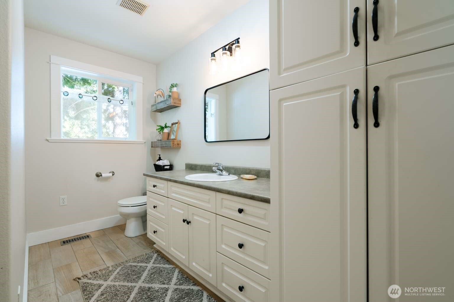1711 Main Street Property Photo 6