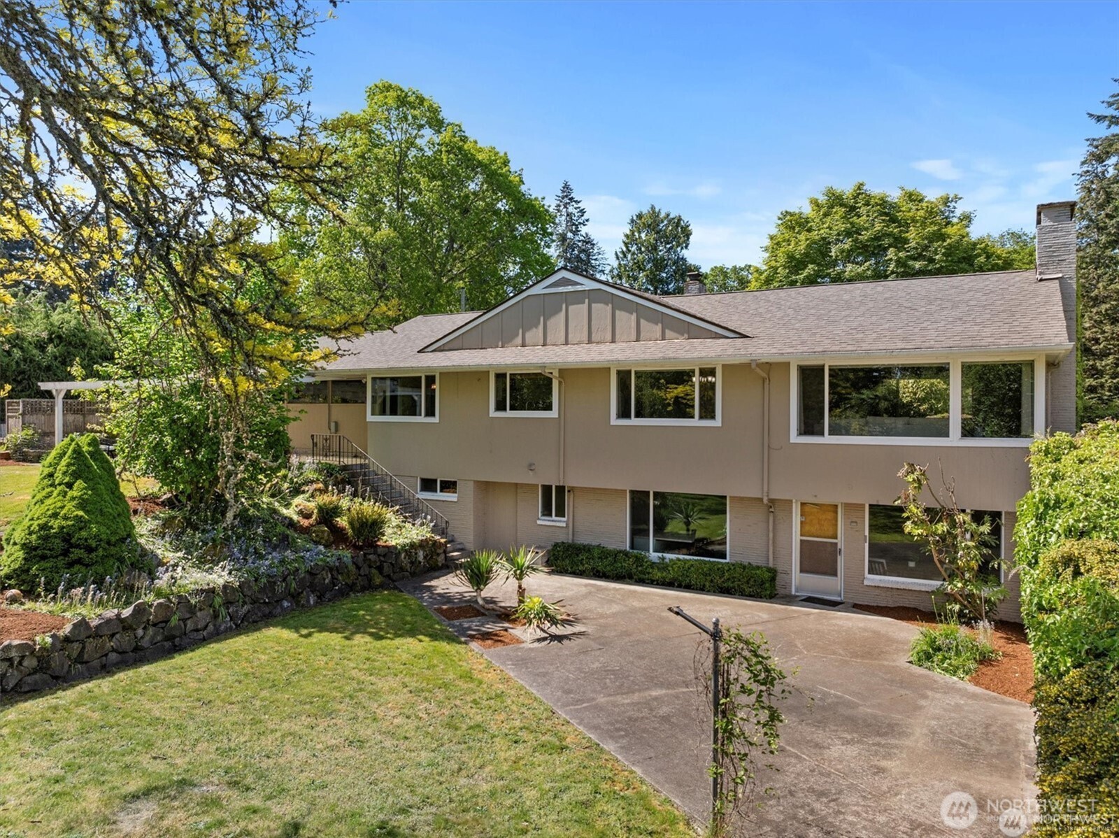 11411 Clovercrest Drive Property Photo 4