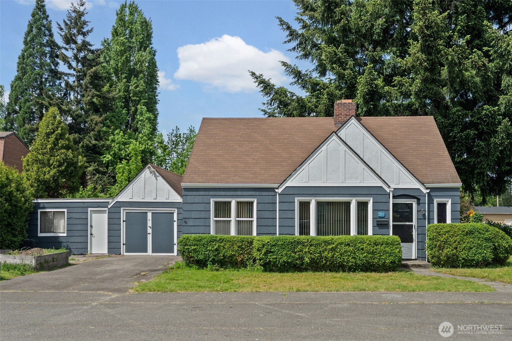 205 W Saar Street Property Photo 1