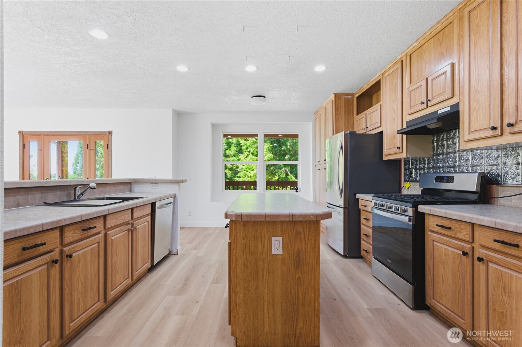 3939 Black Lake Boulevard Property Photo 12