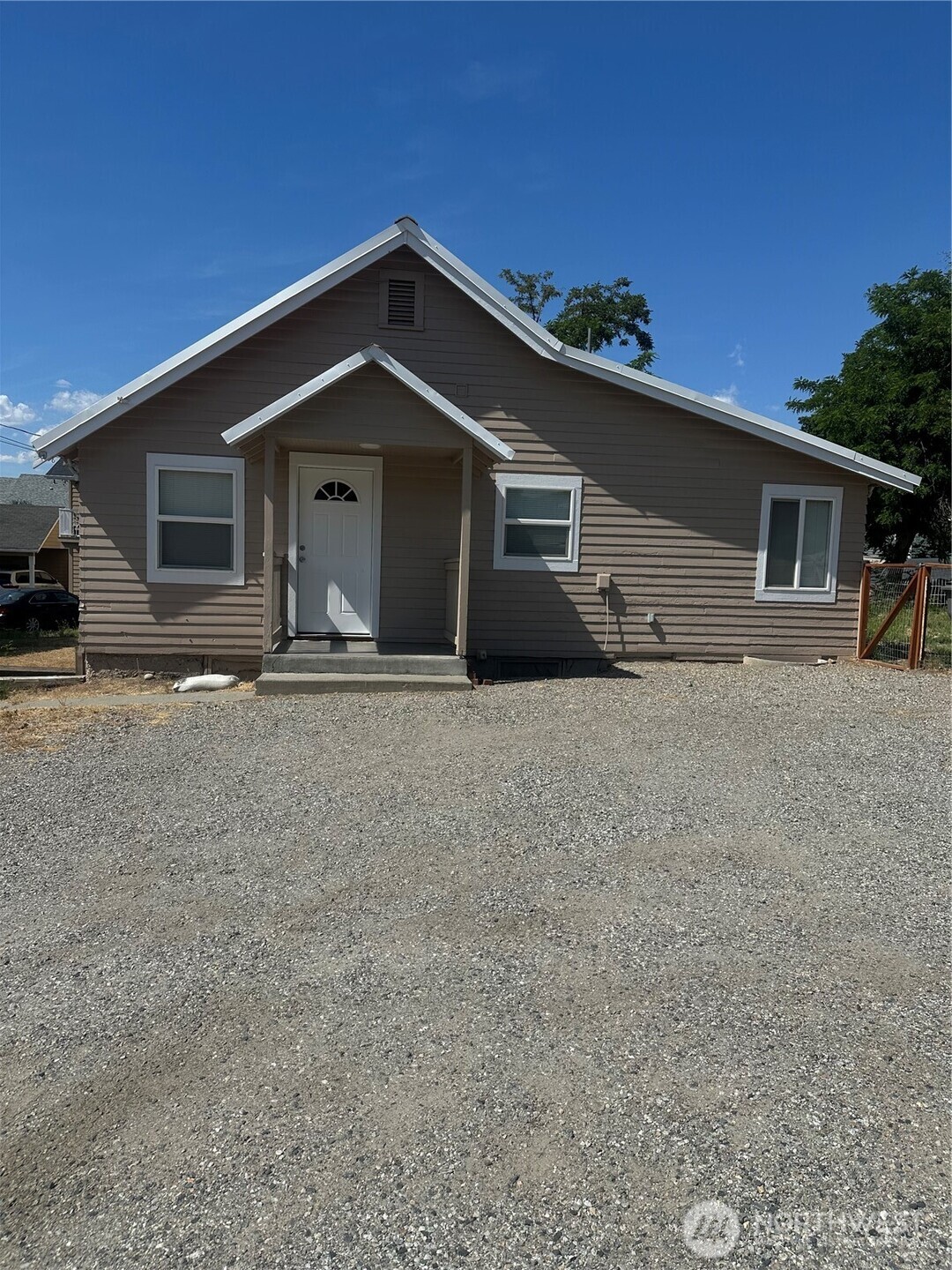 1007 N Baker Ave Property Photo 1