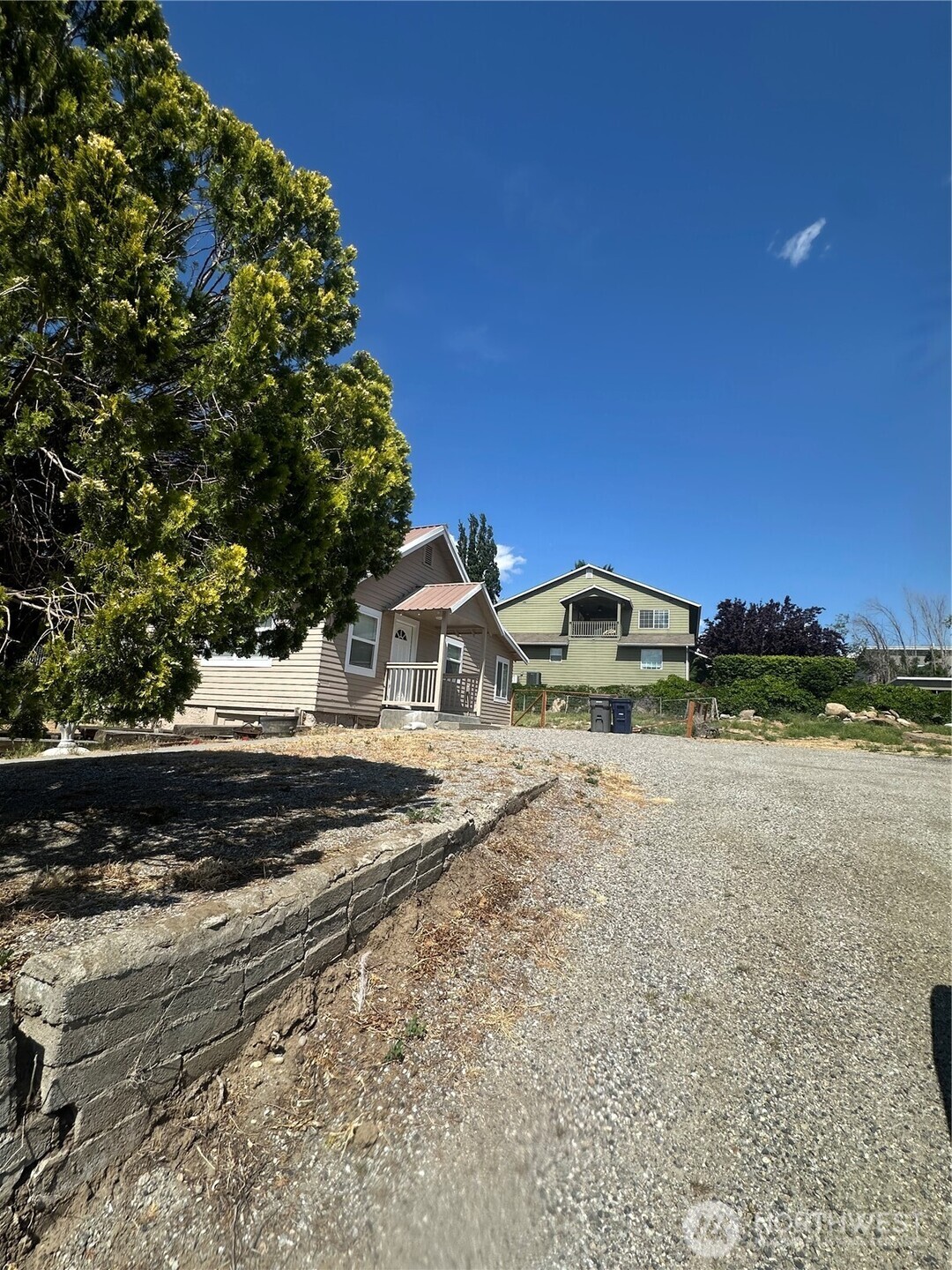 1007 N Baker Ave Property Photo 3