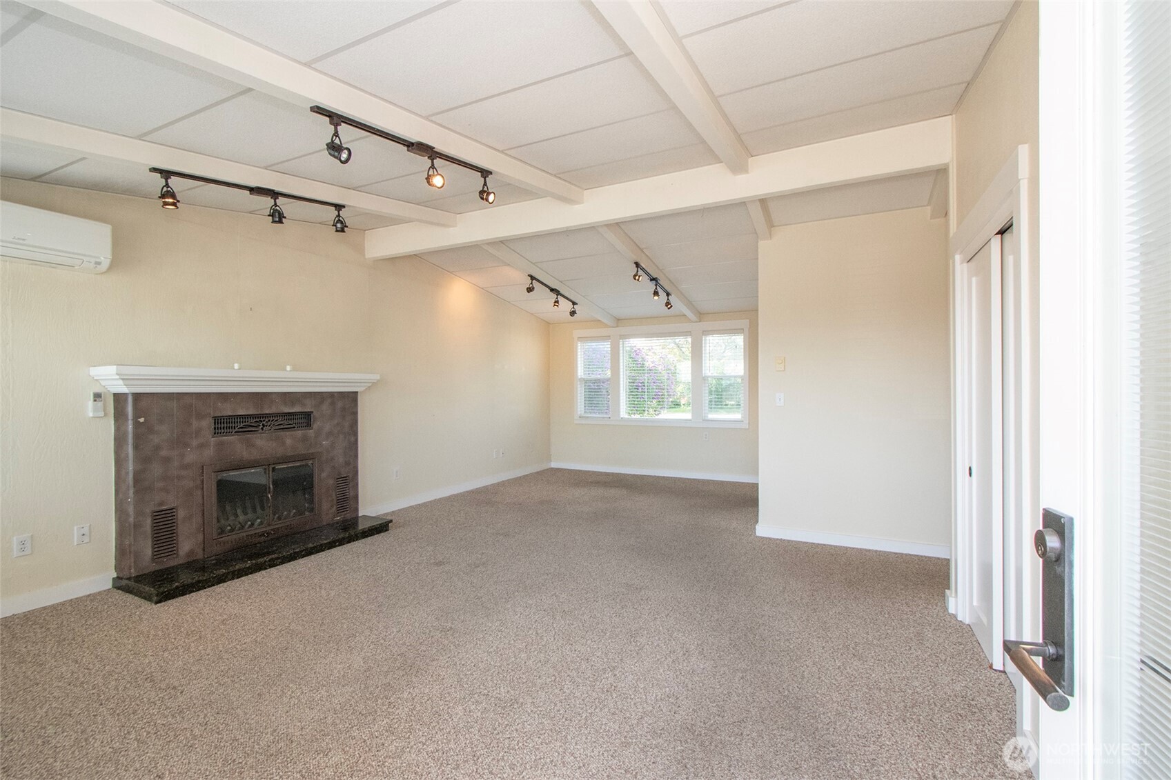 405 W Bell Street Property Photo 6