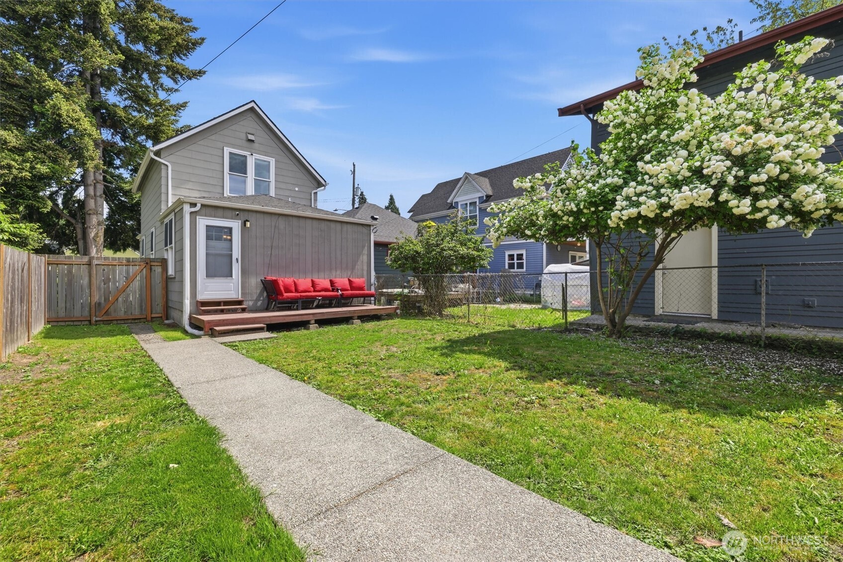 6211 Carleton Avenue Property Photo 3