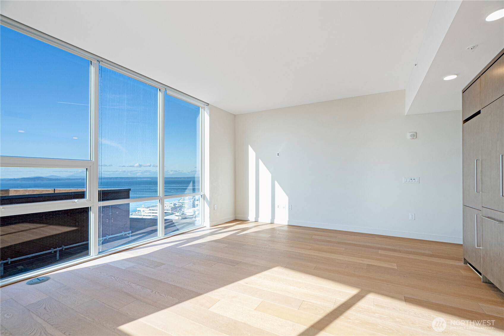 121 Stewart Street 1605 Property Photo 1