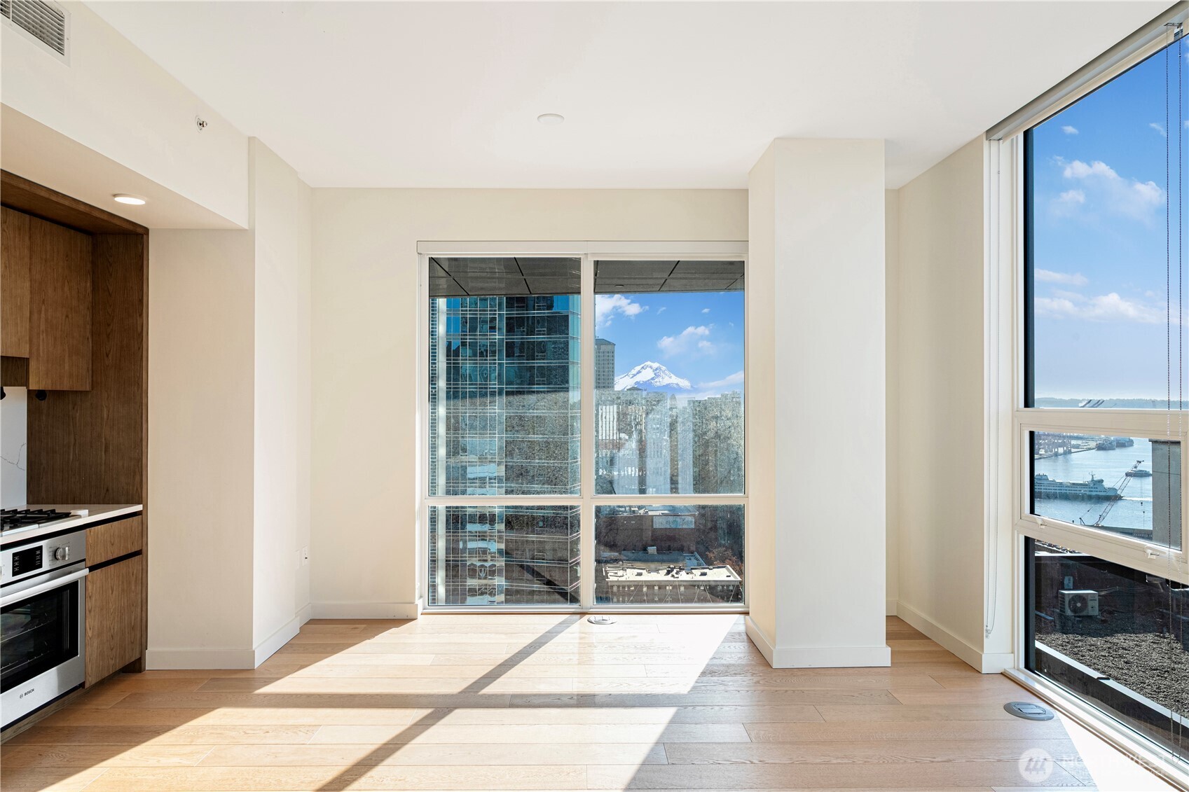 121 Stewart Street 1605 Property Photo 3