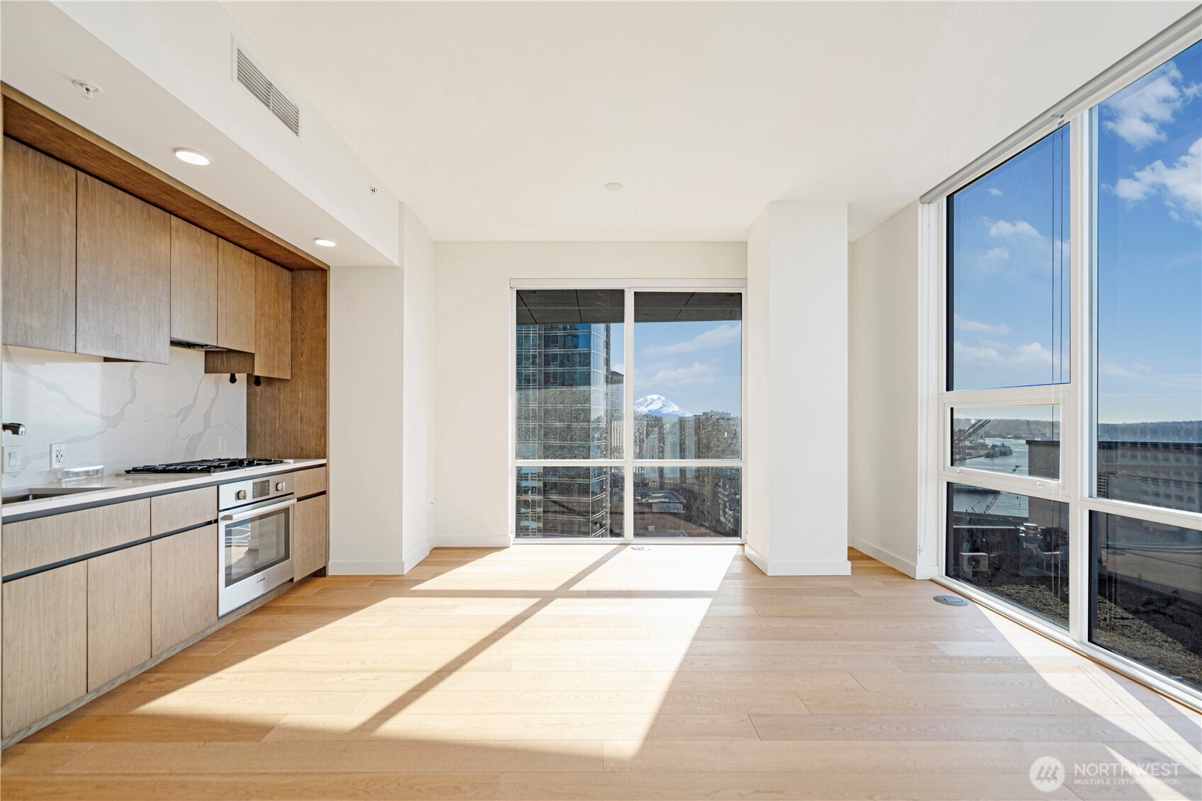 121 Stewart Street 1605 Property Photo 4