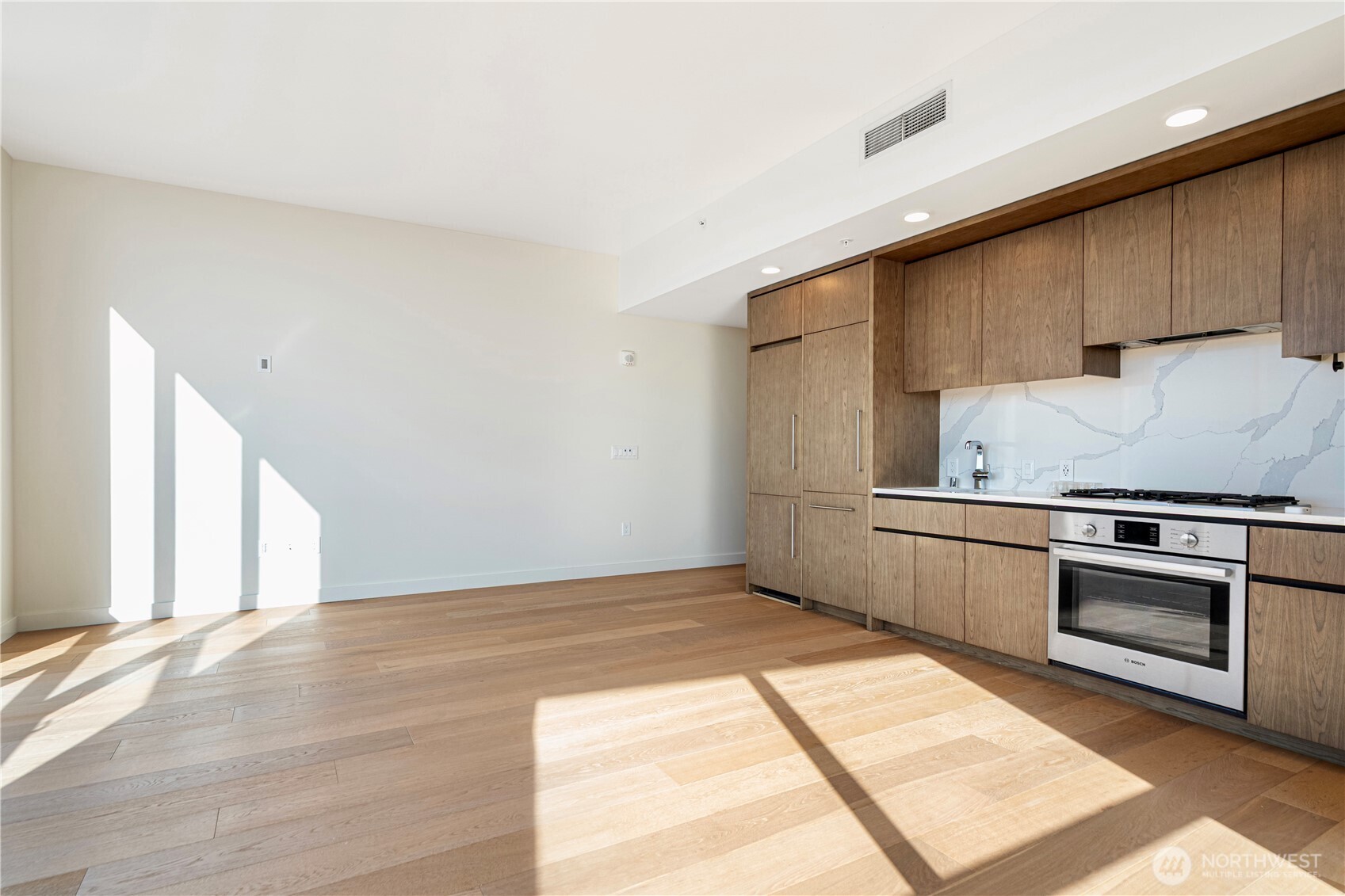 121 Stewart Street 1605 Property Photo 6