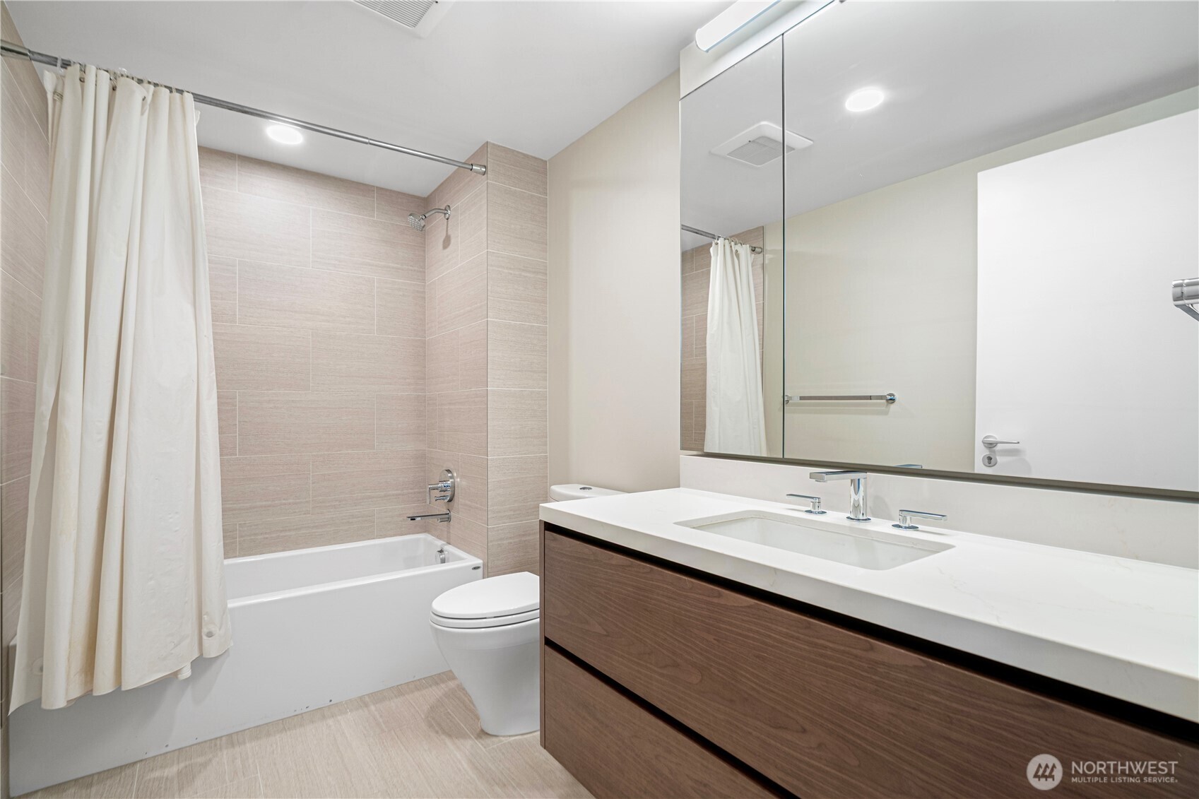 121 Stewart Street 1605 Property Photo 14