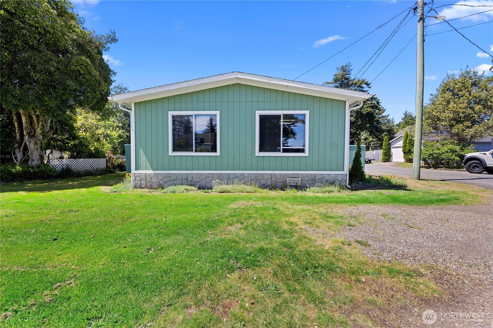 1210 35th Street Property Photo 2