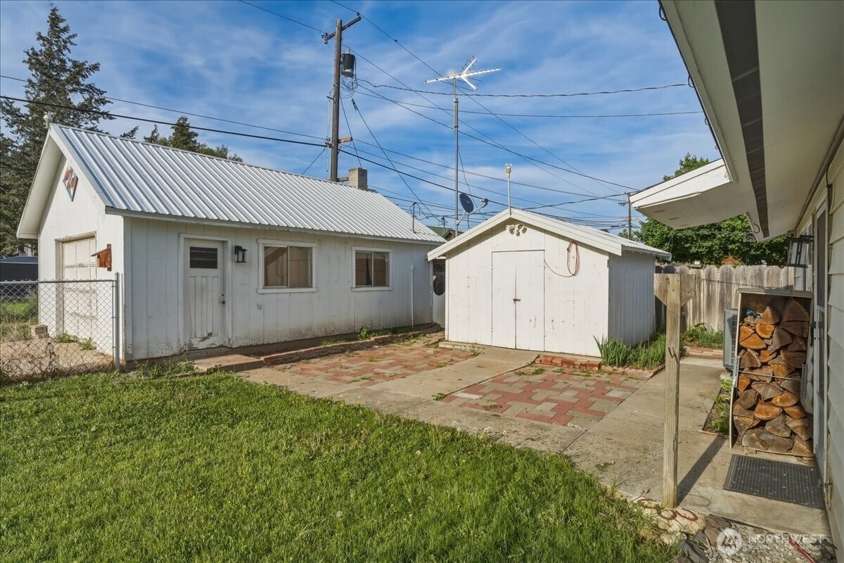 309 W Walnut Street Property Photo 23