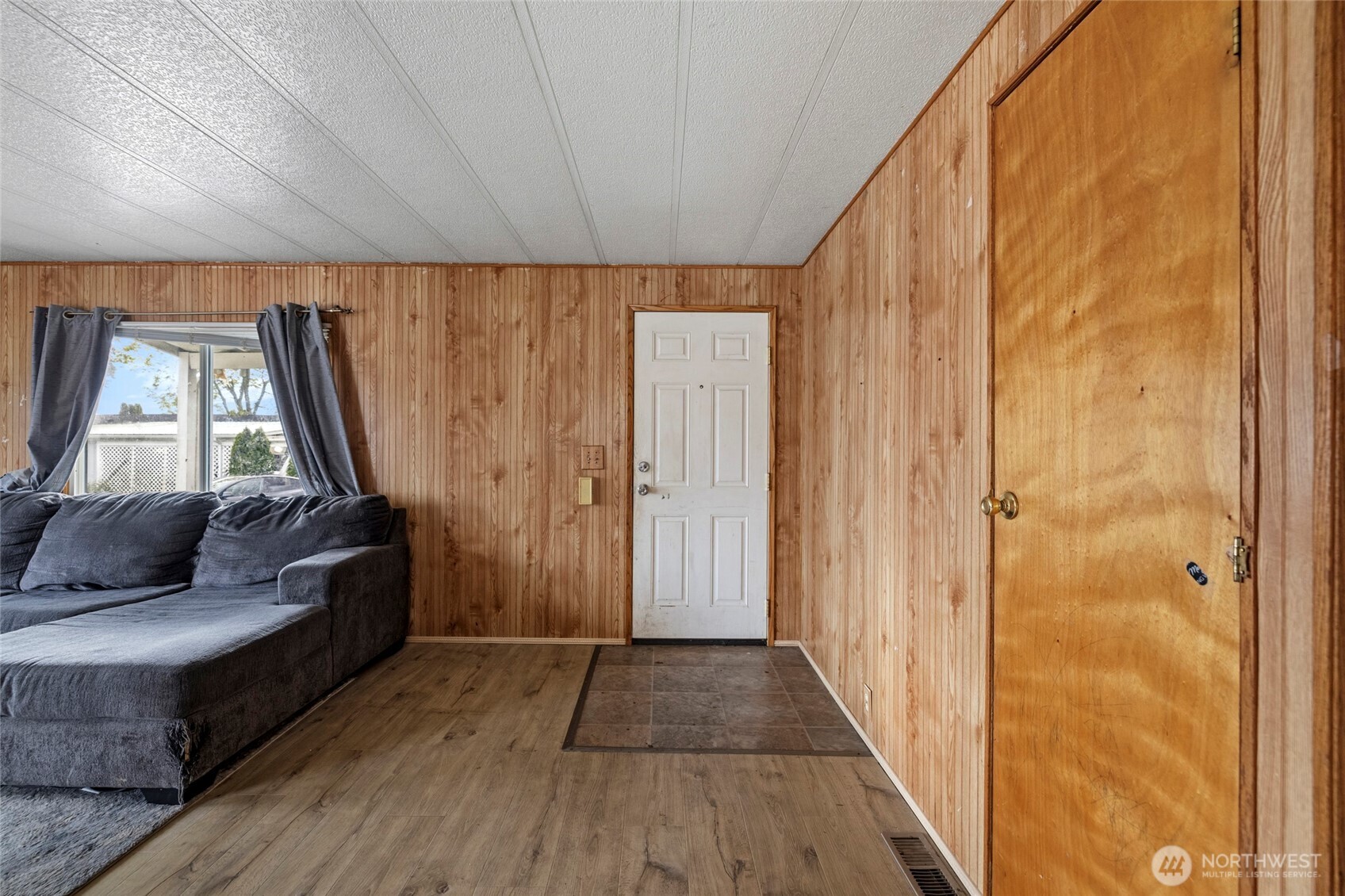 2600 E Division Street 90 Property Photo 5