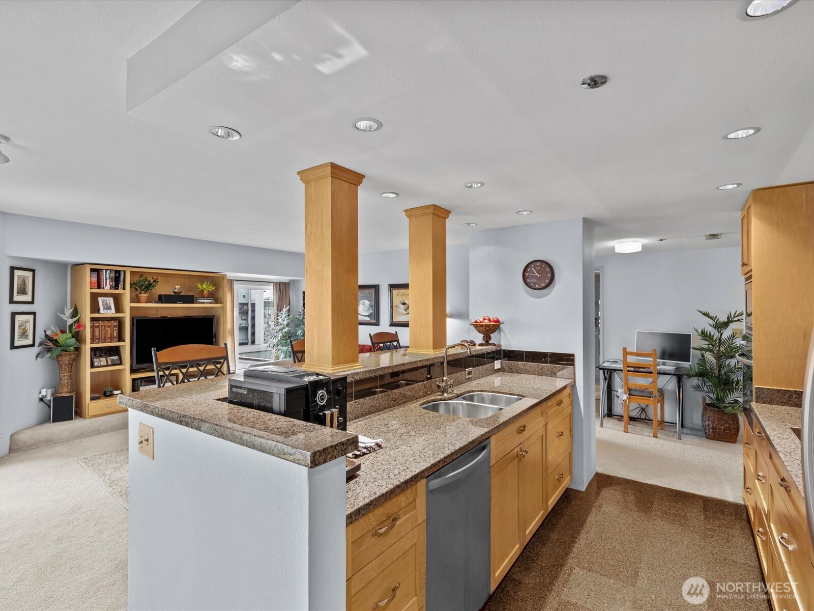 121 Vine Street 601 Property Photo 2