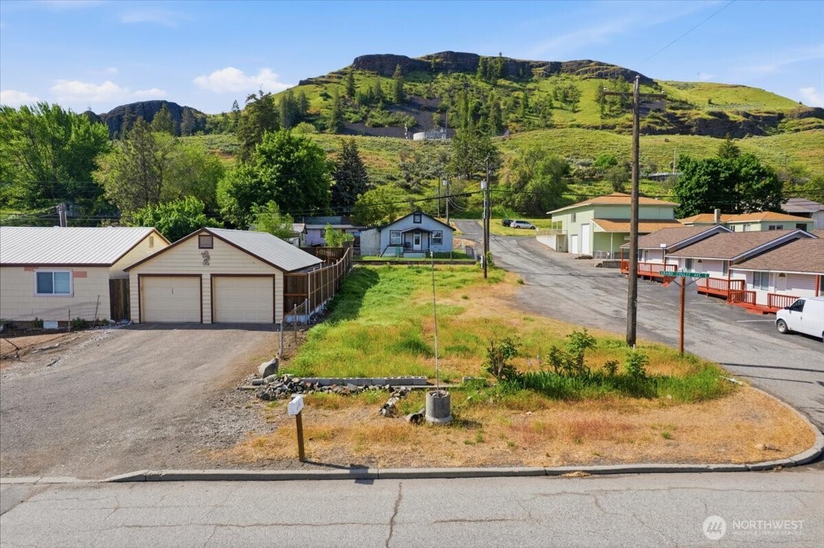 300 E Grand Coulee Avenue Property Photo 1