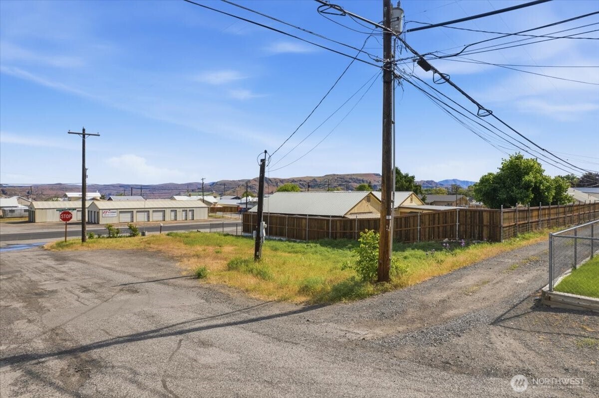 300 E Grand Coulee Avenue Property Photo 2