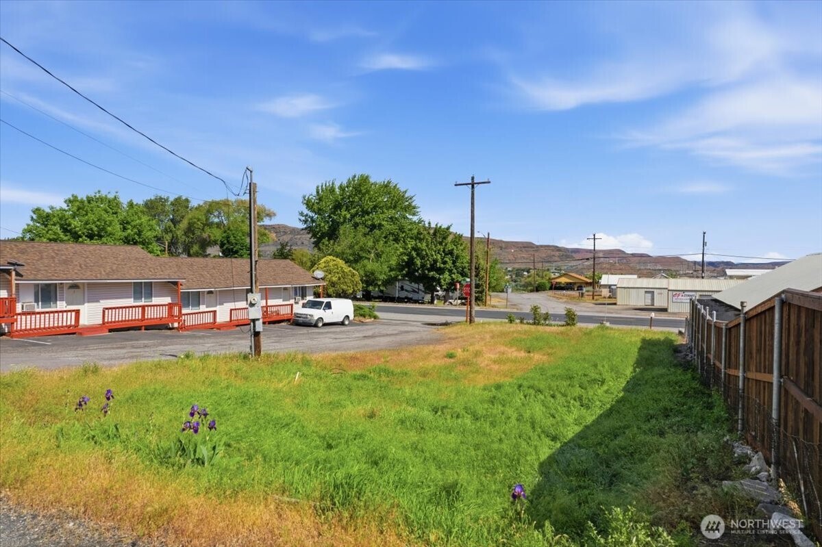 300 E Grand Coulee Avenue Property Photo 3