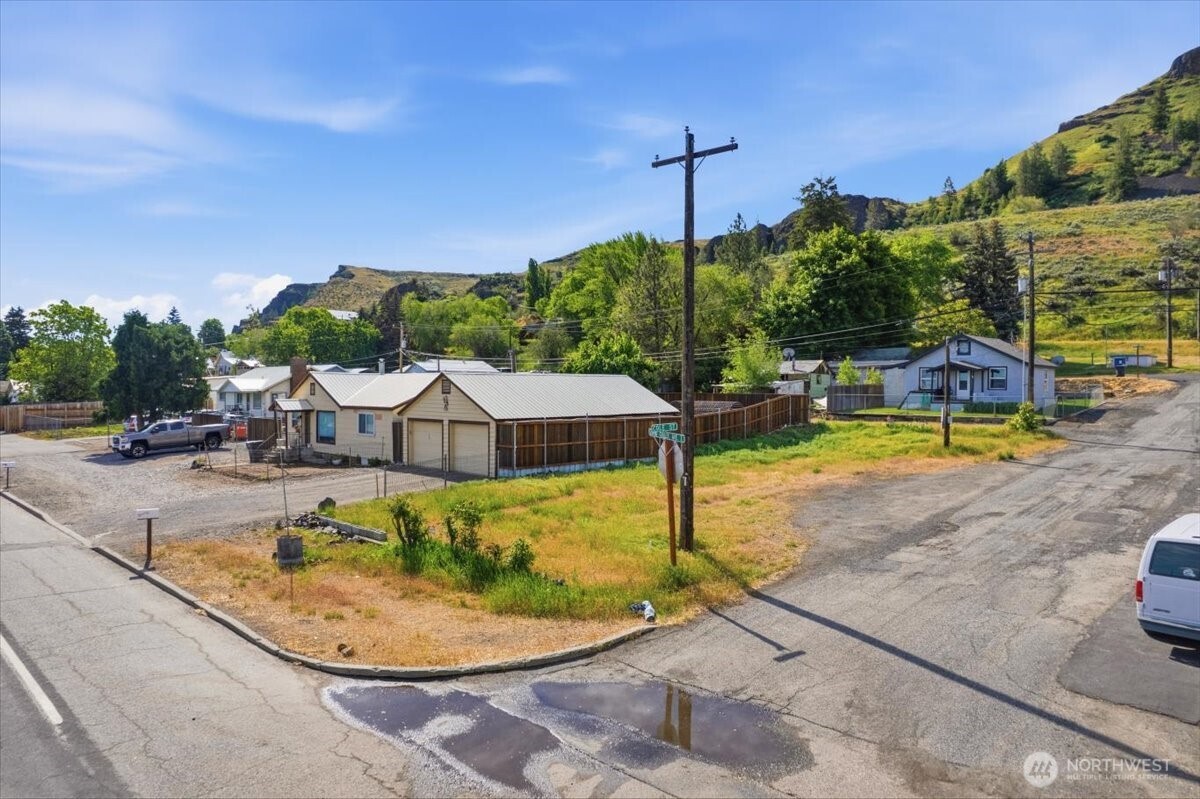 300 E Grand Coulee Avenue Property Photo 4