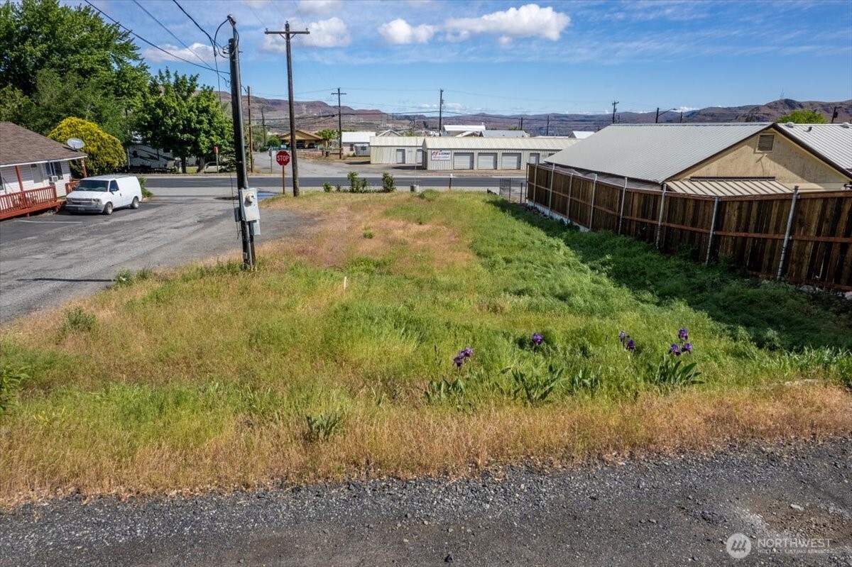 300 E Grand Coulee Avenue Property Photo 9