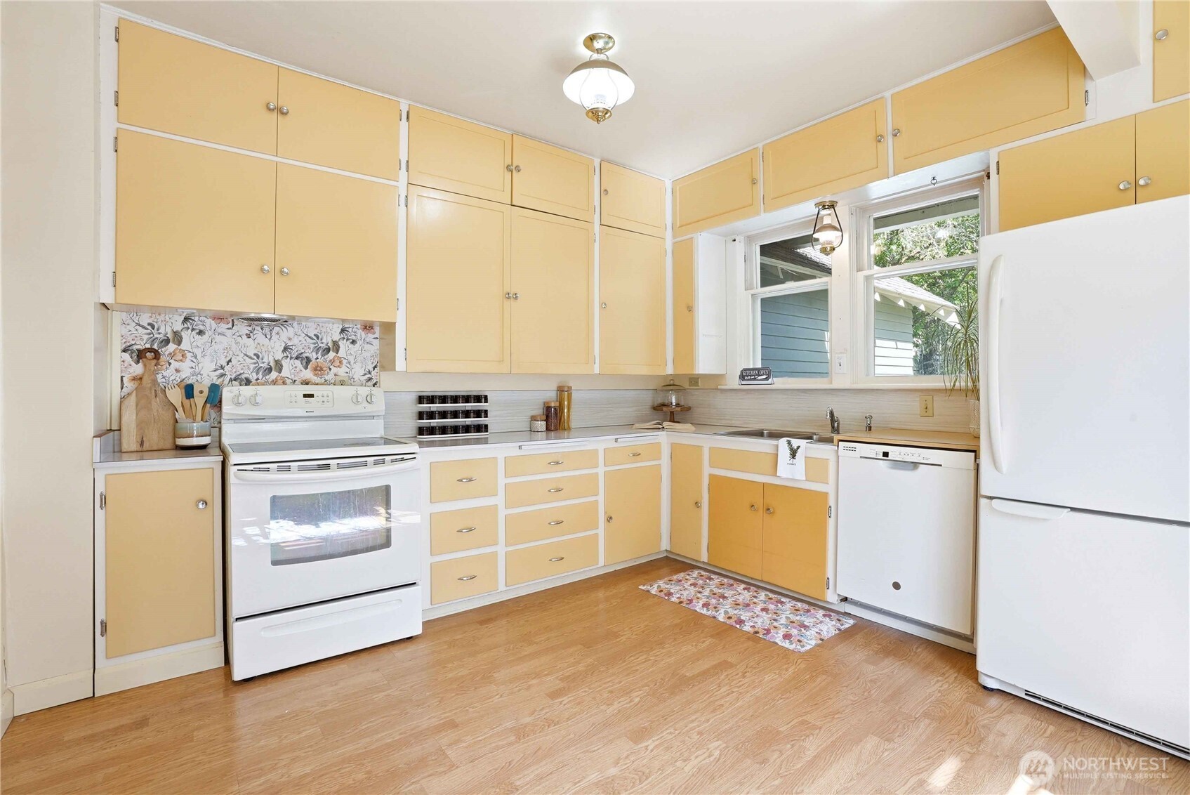 809 E 2nd Avenue Property Photo 11
