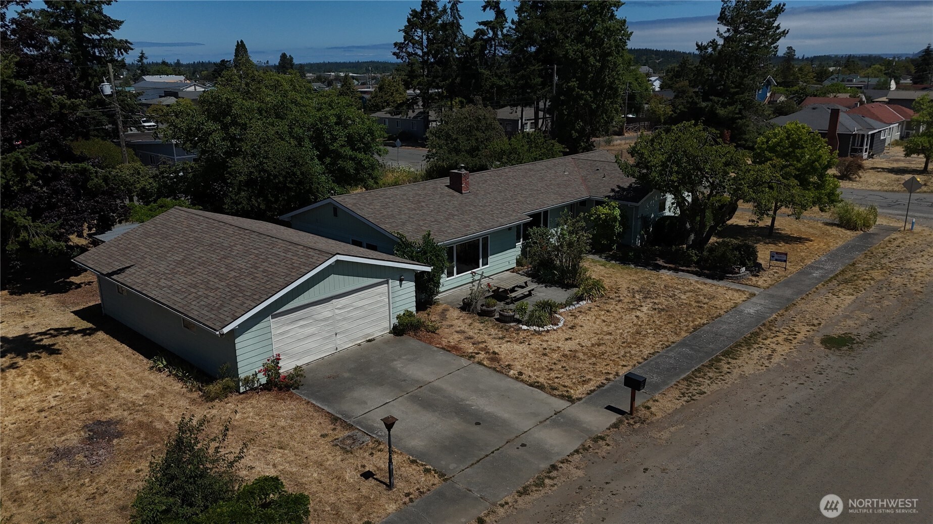 402 W Maple Street Property Photo 4