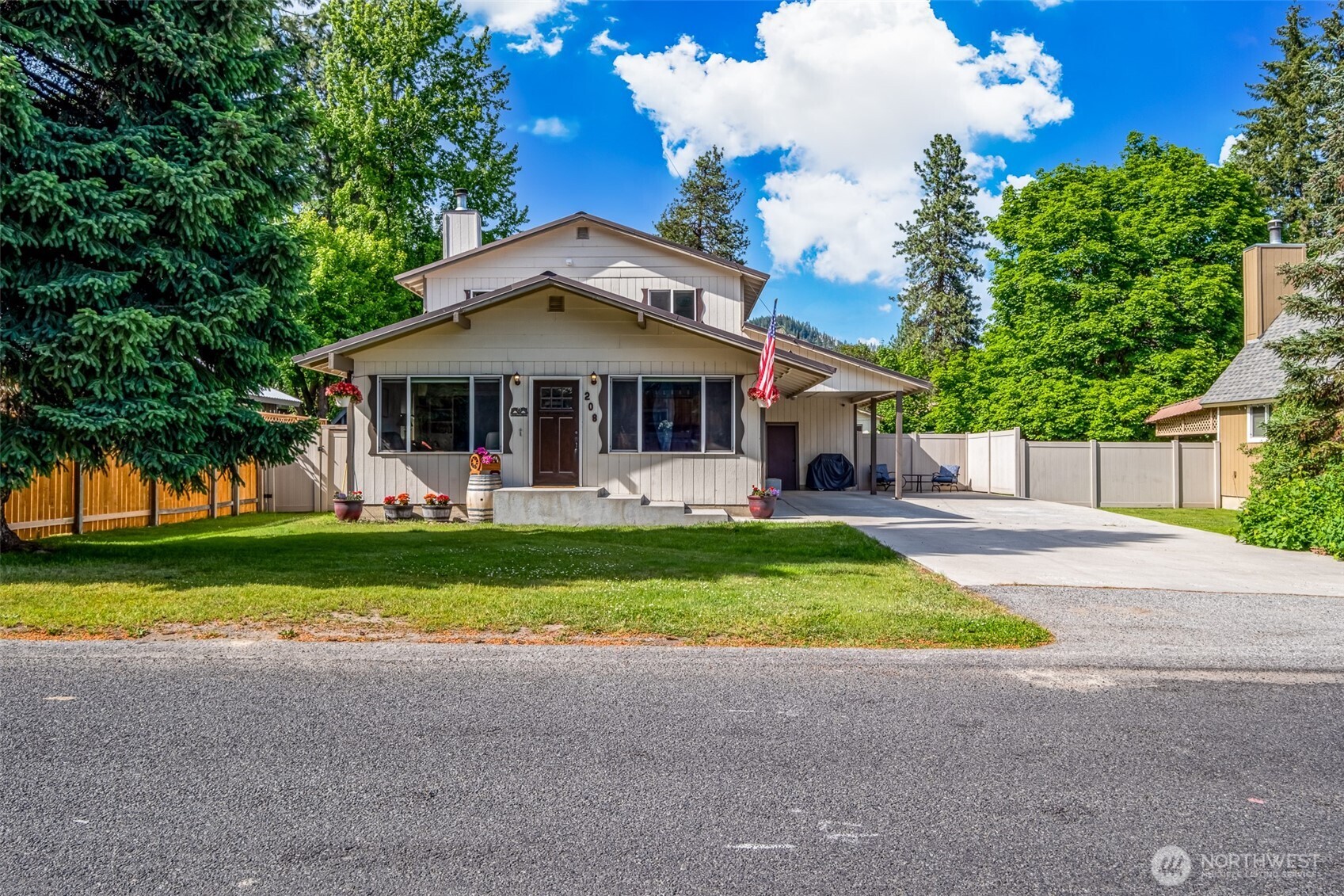 208 West Property Photo 3