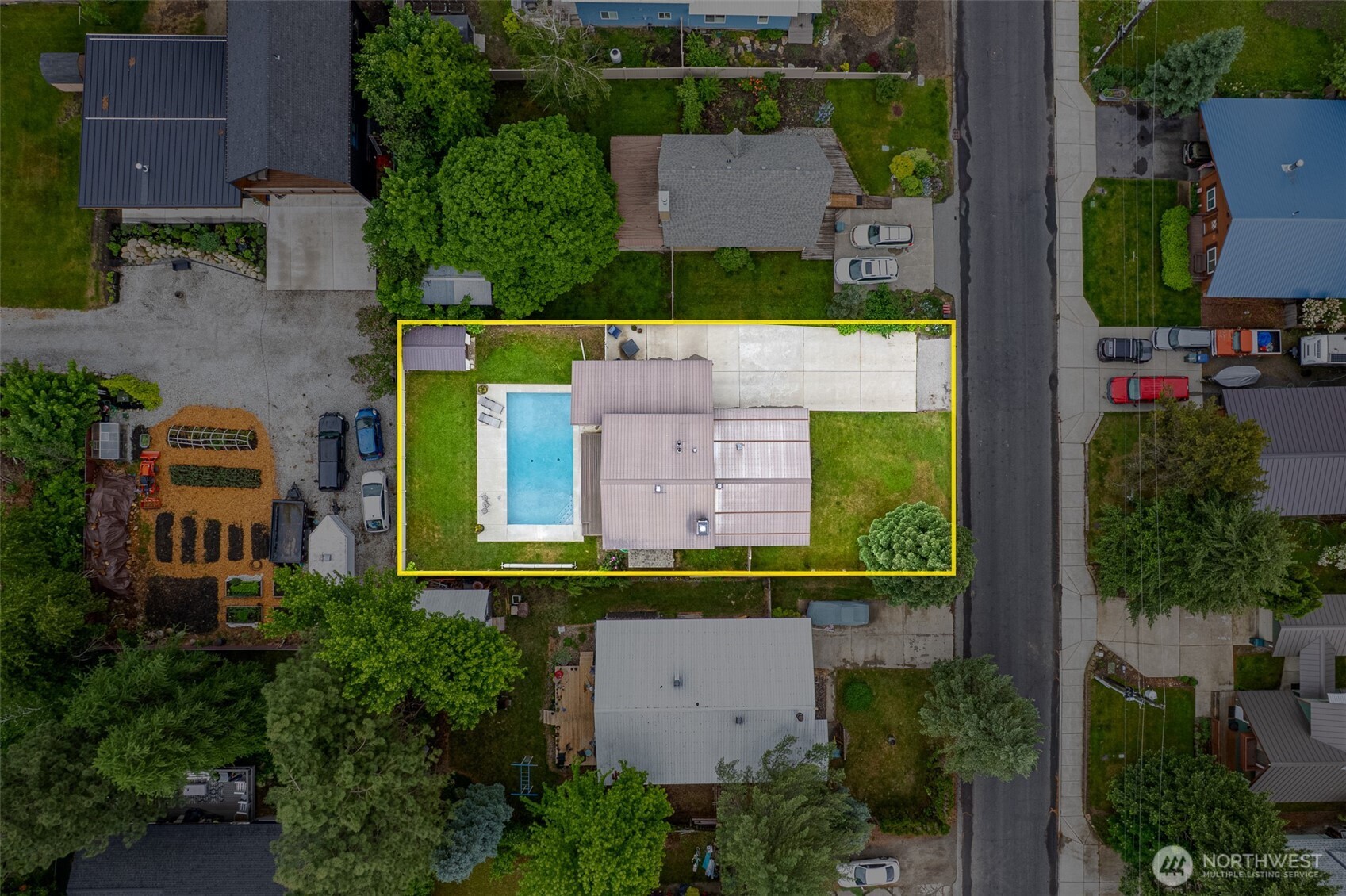 208 West Property Photo 5