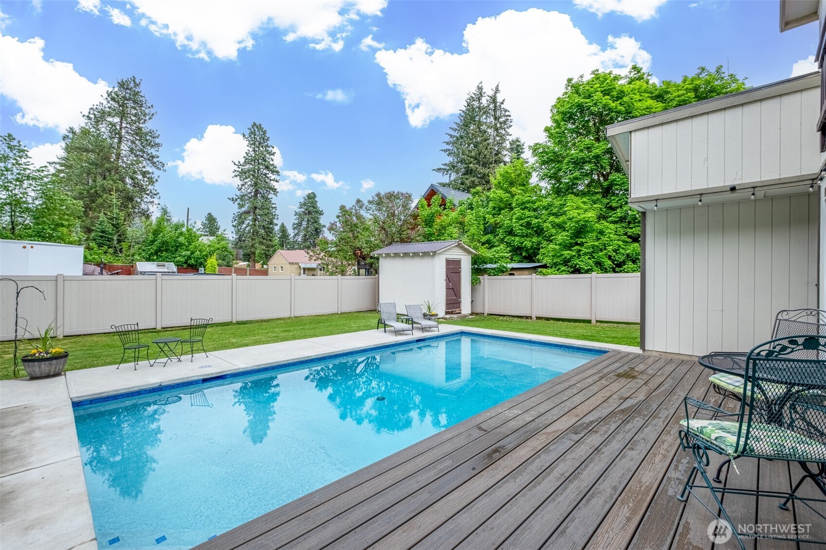 208 West Property Photo 6
