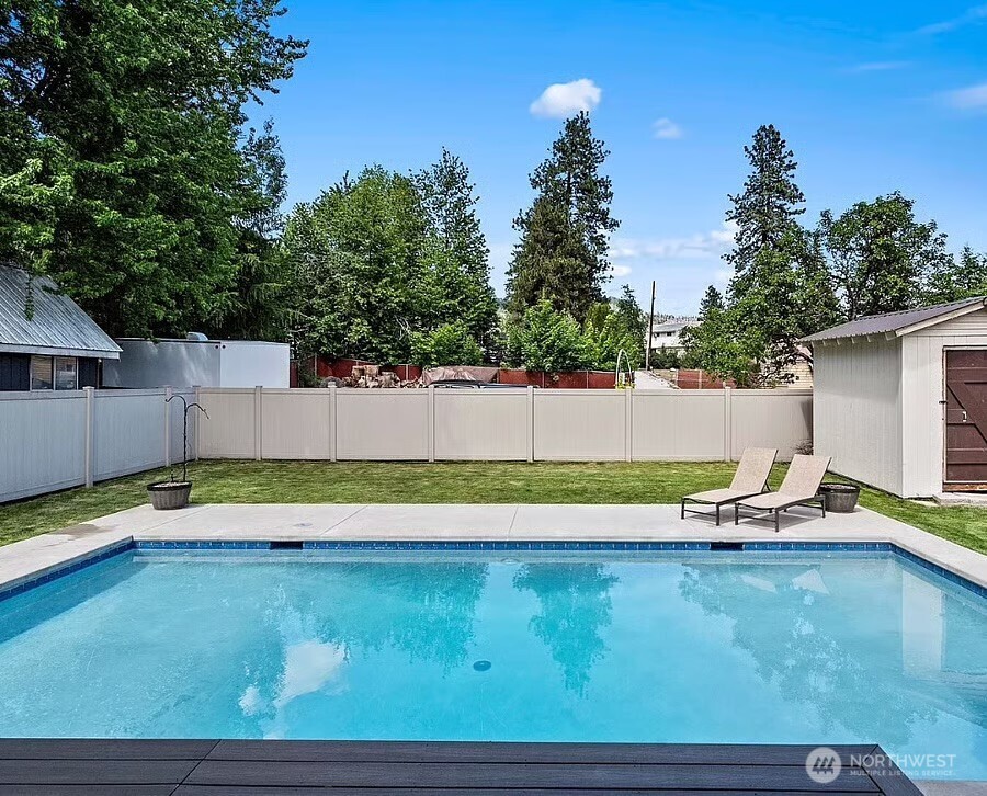 208 West Property Photo 9