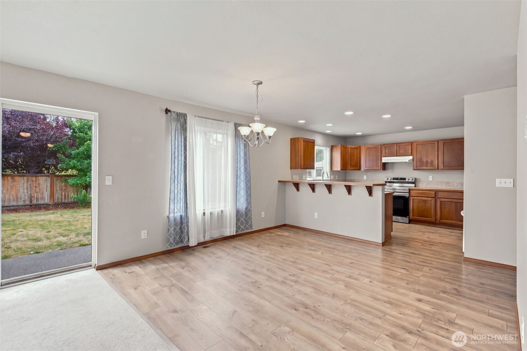 421 Stadium Loop Property Photo 4