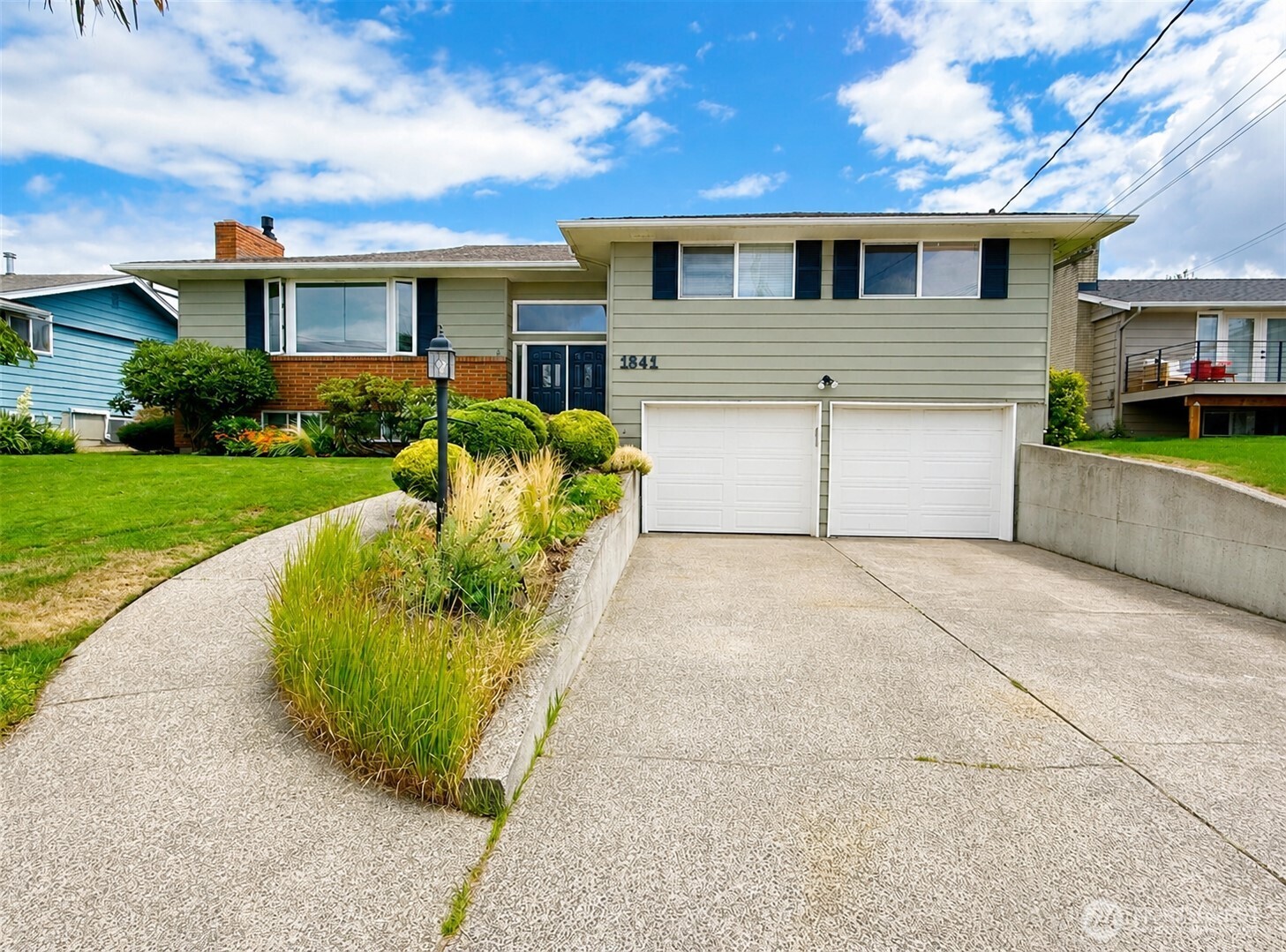 1841 N Lenore Drive Property Photo 1