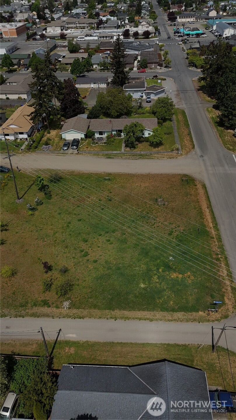 999999 W Maple Street Property Photo 2