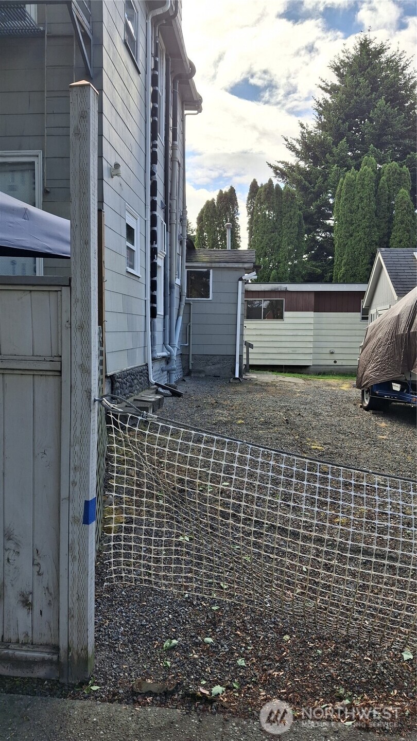 1056 S Sullivan Street Property Photo 2