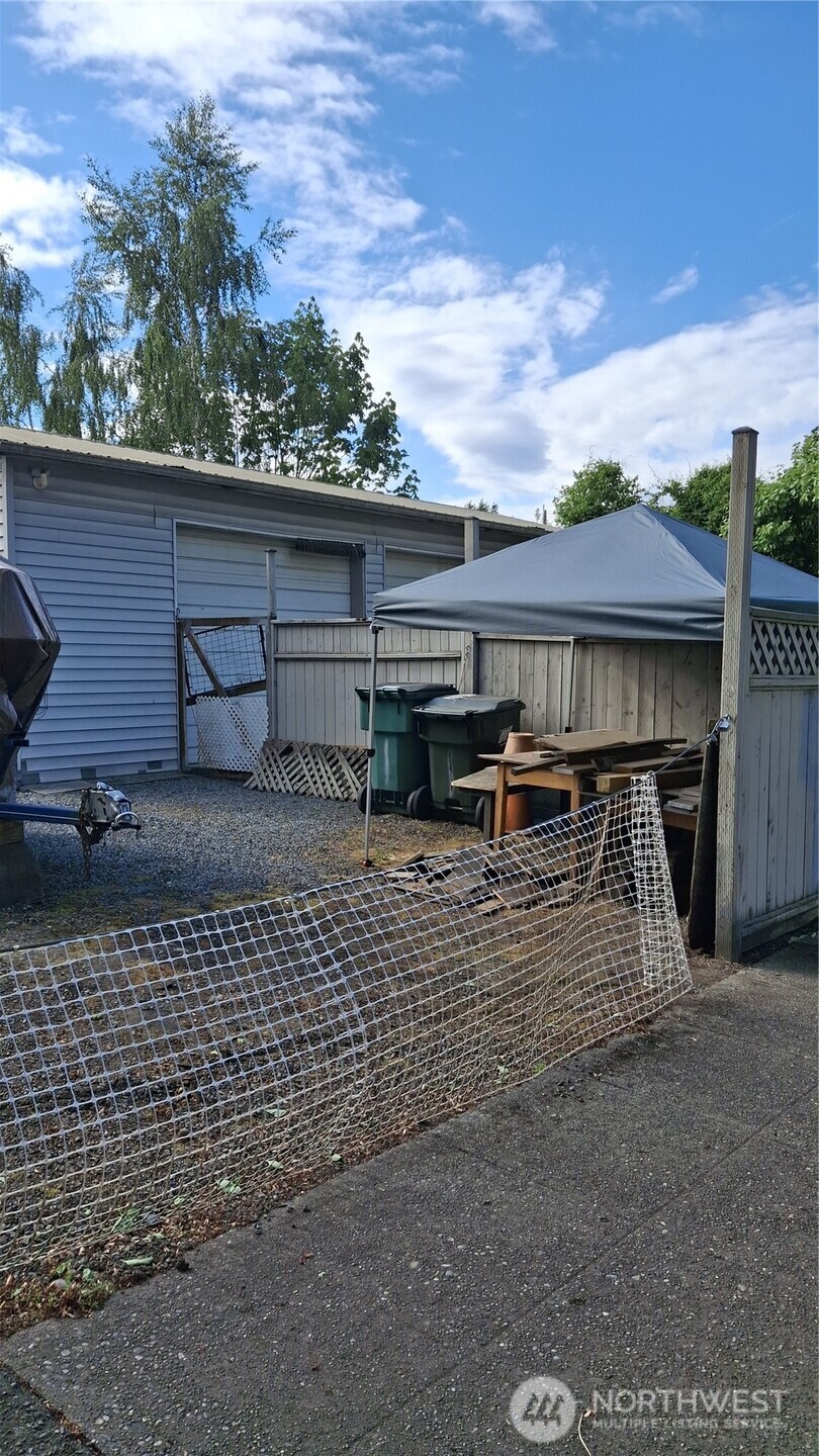 1056 S Sullivan Street Property Photo 3