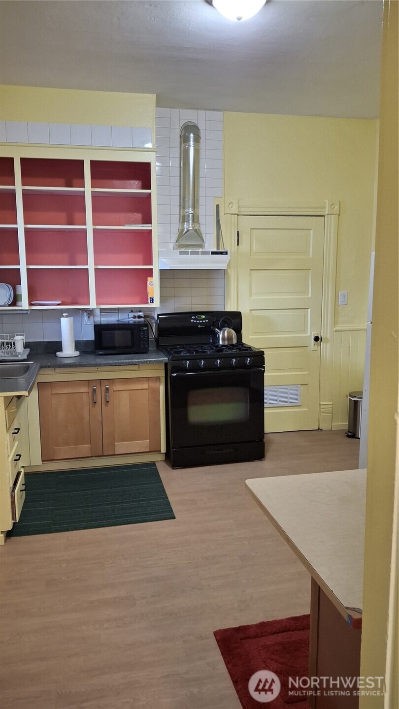 1056 S Sullivan Street Property Photo 7