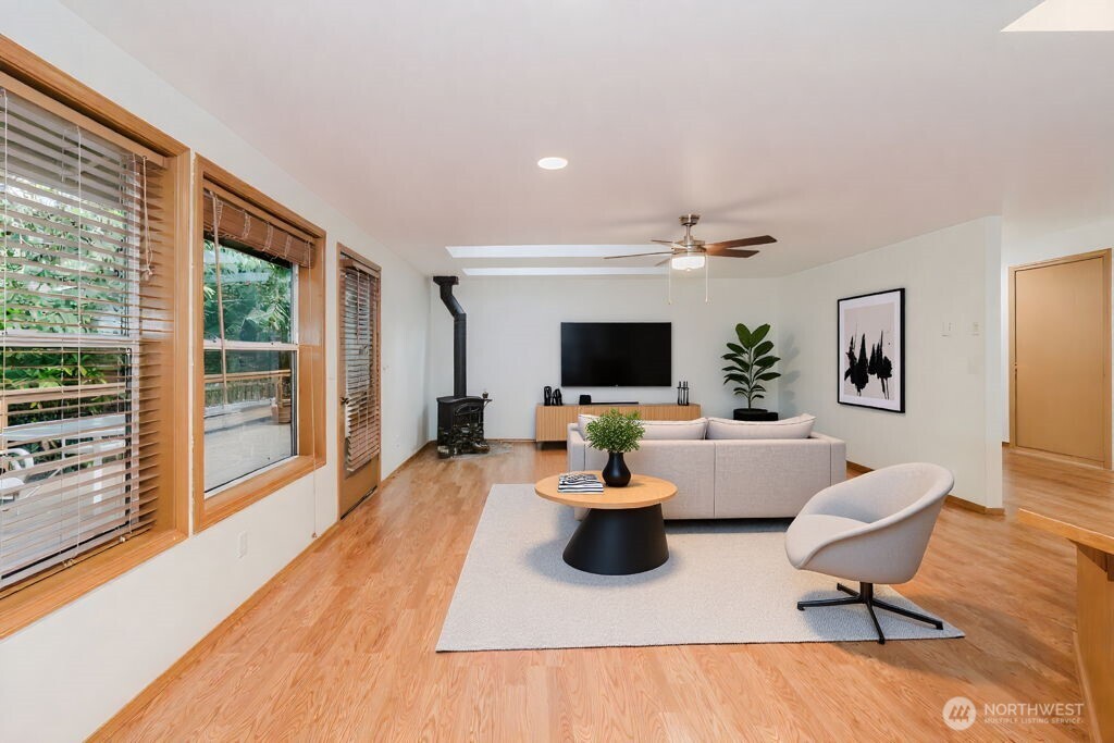 566 E Pointes Drive Property Photo 3