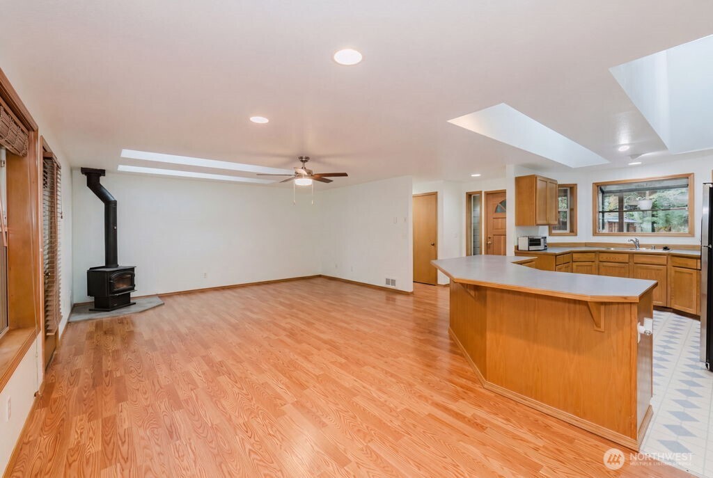 566 E Pointes Drive Property Photo 4