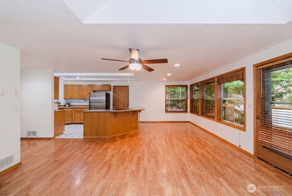 566 E Pointes Drive Property Photo 5