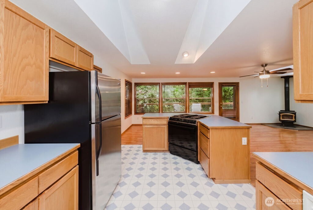 566 E Pointes Drive Property Photo 6