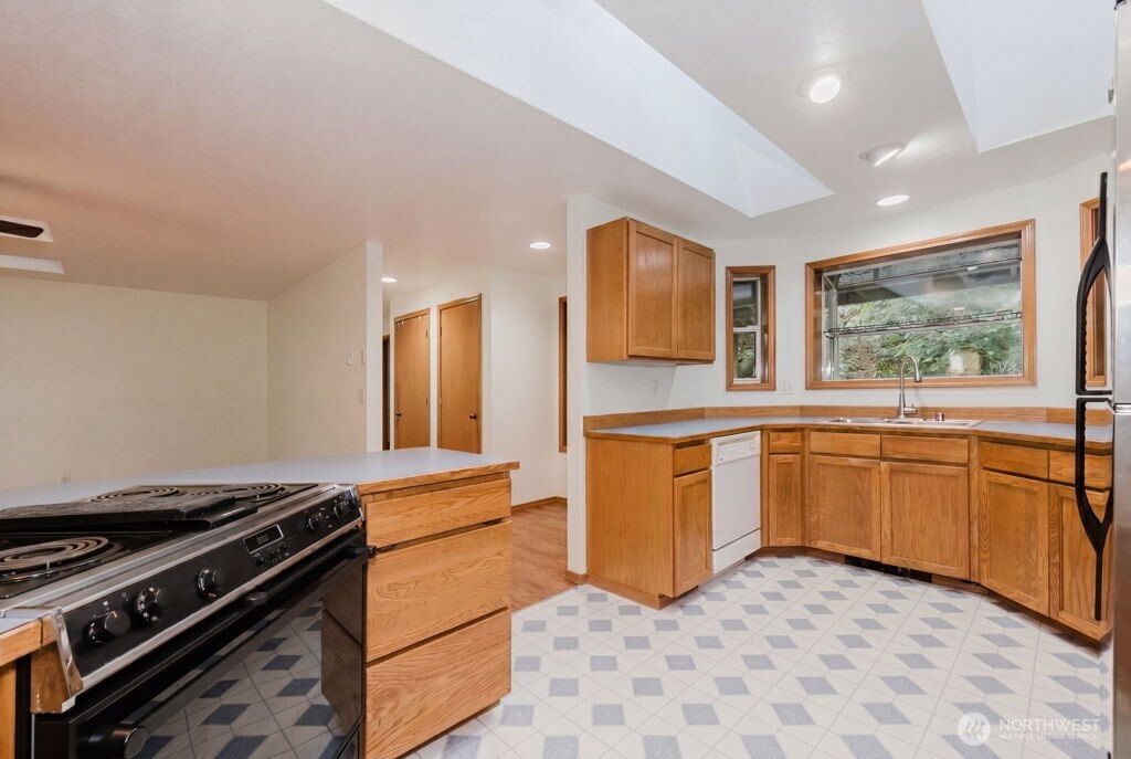 566 E Pointes Drive Property Photo 7