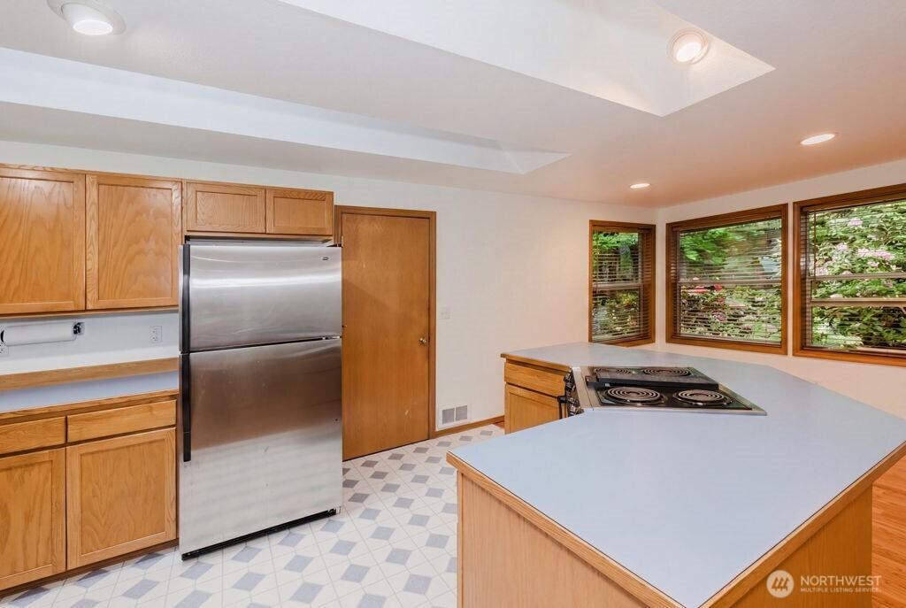 566 E Pointes Drive Property Photo 8