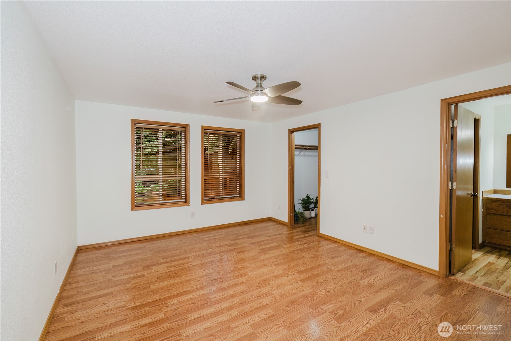 566 E Pointes Drive Property Photo 10
