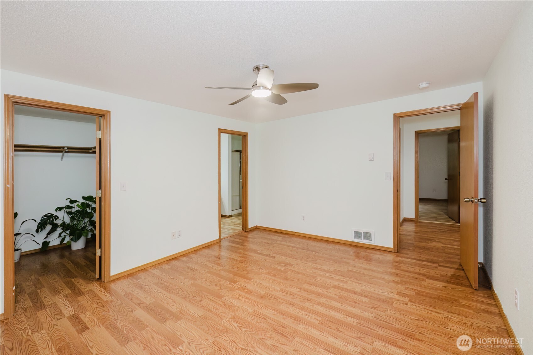 566 E Pointes Drive Property Photo 11