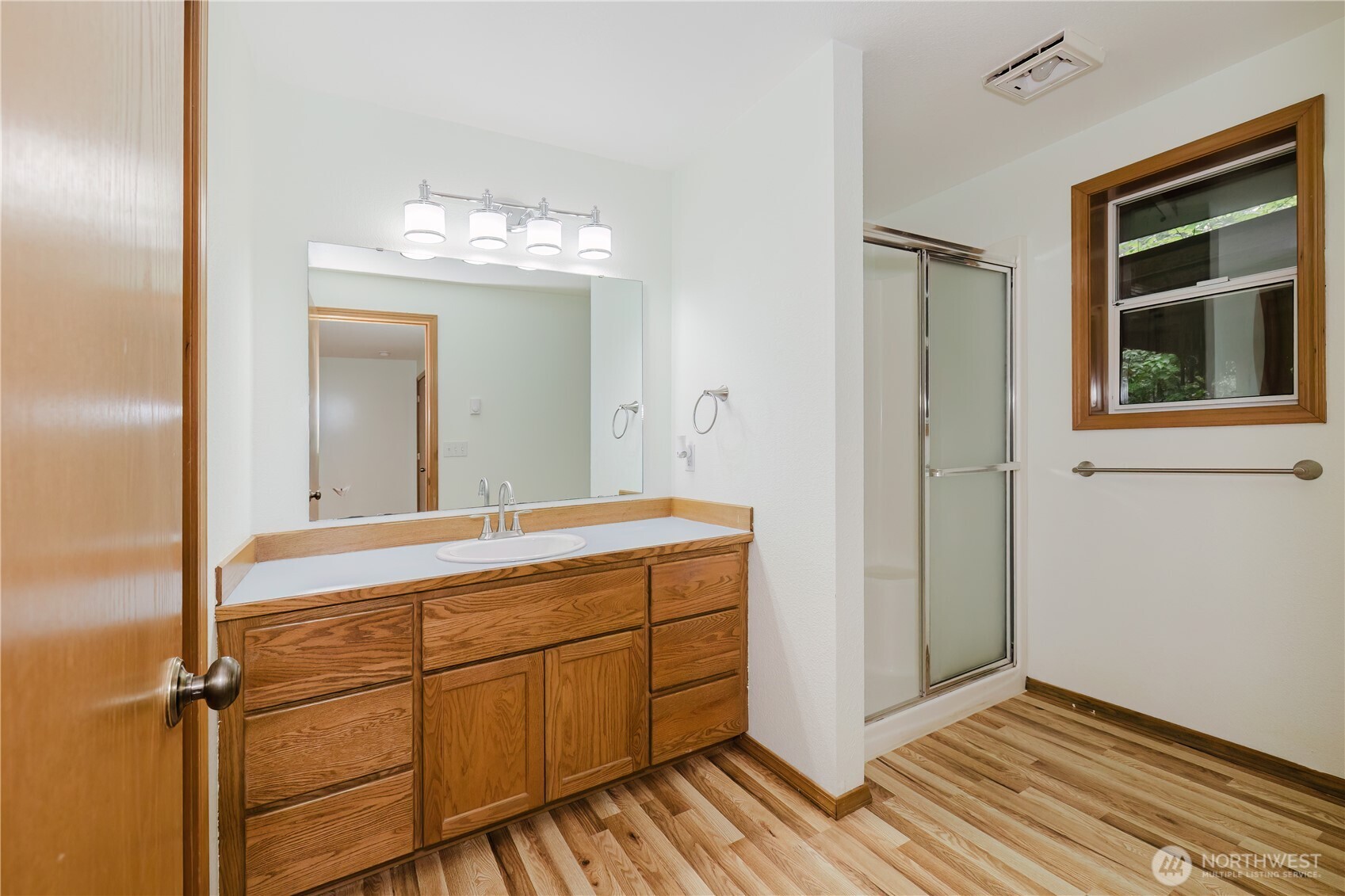 566 E Pointes Drive Property Photo 12