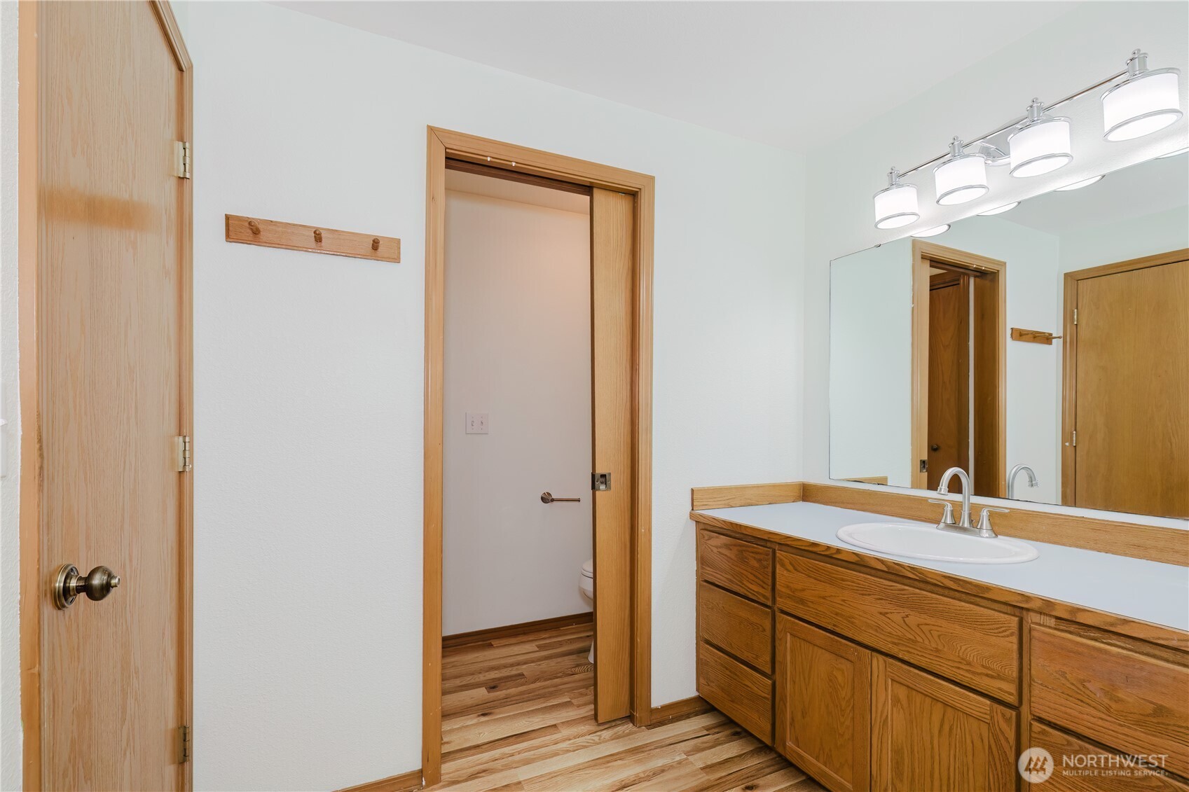 566 E Pointes Drive Property Photo 13